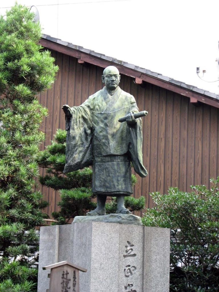 Nichiren_statue_Japan